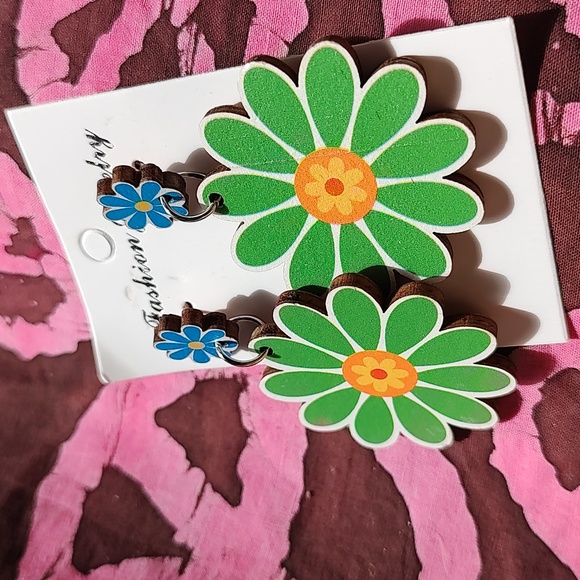 Jewelry - NWT Green flower drop earrings☀️☀️ CCO sale ☀️☀️
